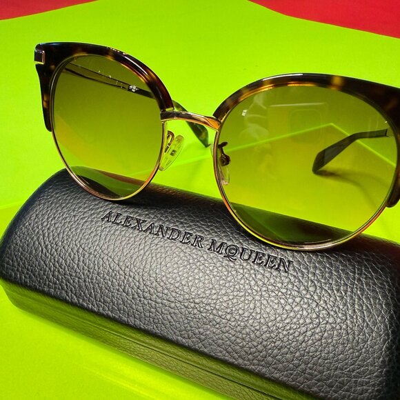Alexander McQueen Skull Temple Sunglasses – Tortoise Shell Frame with Gold main image 5